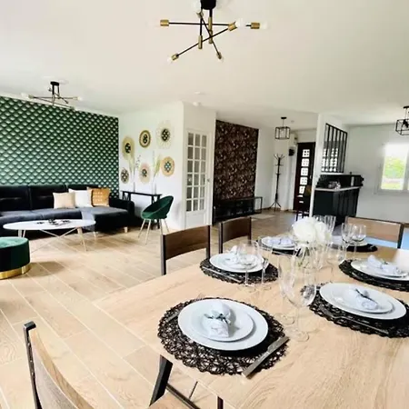 Family Home, Sauna & 빌라 세리스