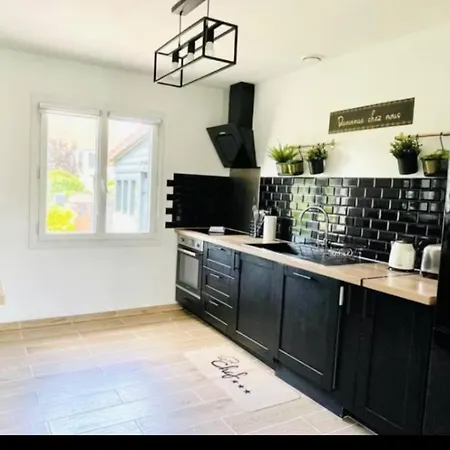 Family Home, Sauna & Villa Serris
