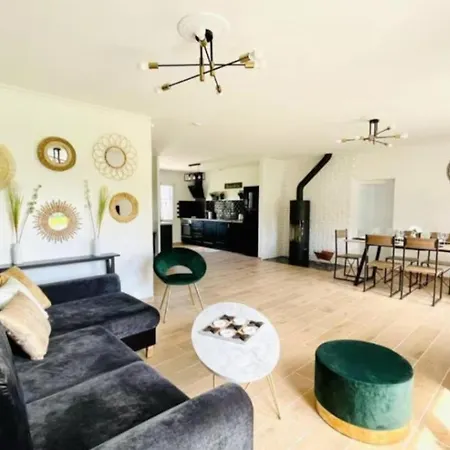 Family Home, Sauna & וילה סאריס