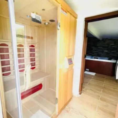 Family Home, Sauna & Serris